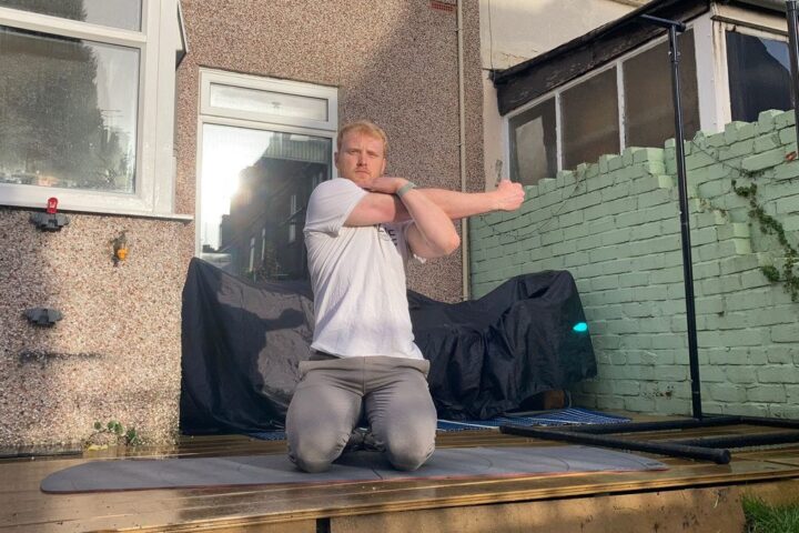 Harry Bullmore demonstrates the cross arm adduction